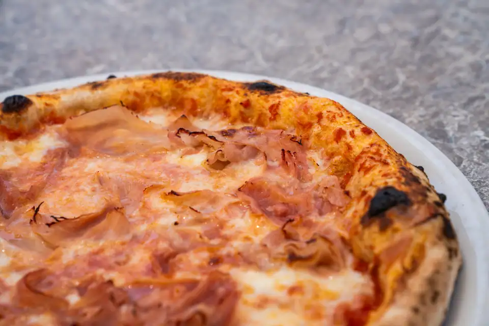 Il ristorante Mistral sul porto di Castellammare del Golfo