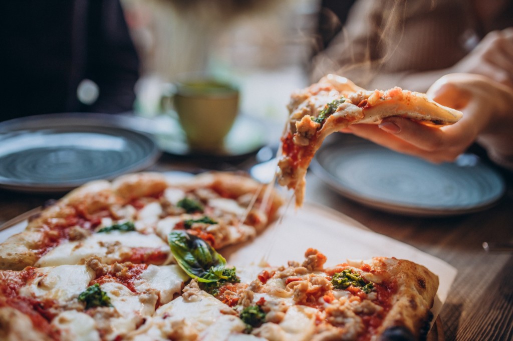 Pizza al tavolo nel ristorante Mistral
